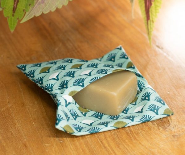 Pochette à savon imperméable en coton enduit, entrouverte avec un savon